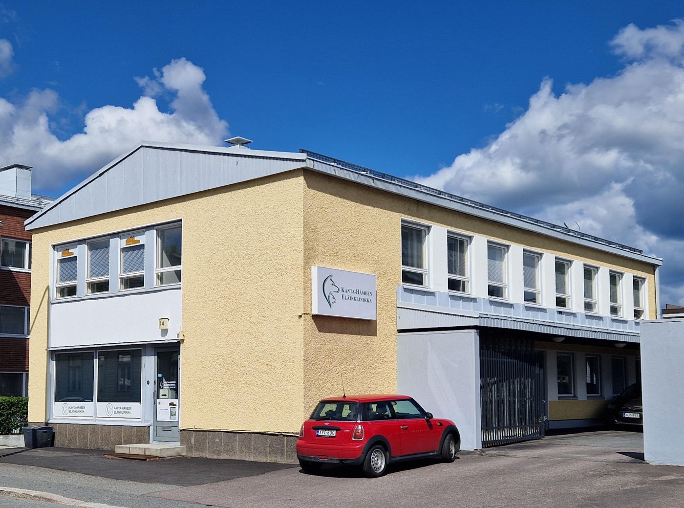Kanta-Hämeen Eläinklinikan keltainen rakennus Saaristenkadulla